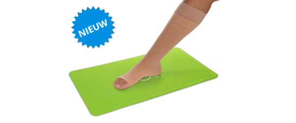 Vrouw positioneert steunkous met behulp van de Steve Mat anti-slip mat